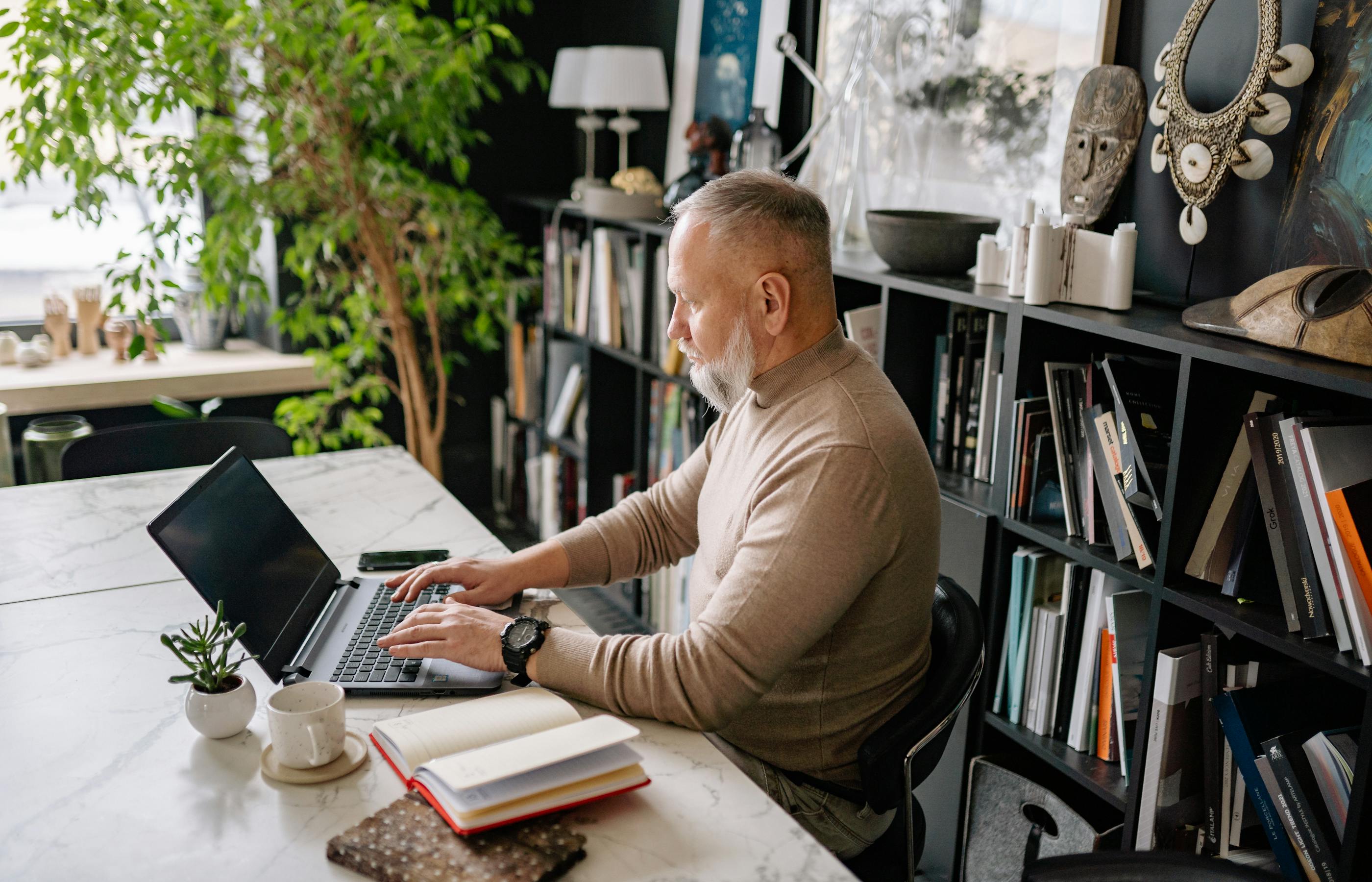 Senior profitant du viager immobilier